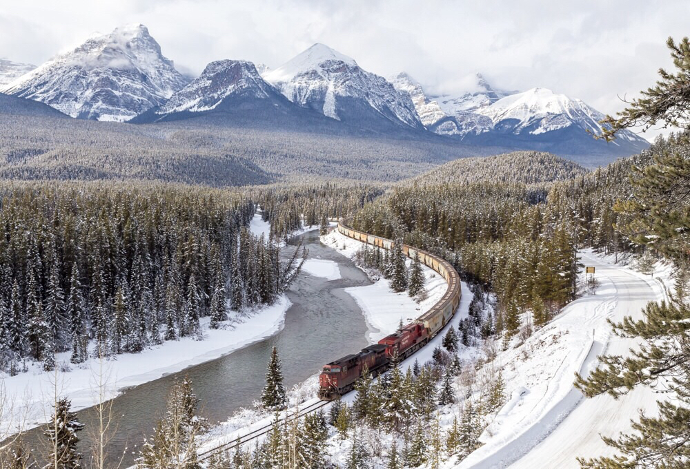 a canadian pacific train travels east passed world famous morants curve near lake louise alberta t20 6y84rO