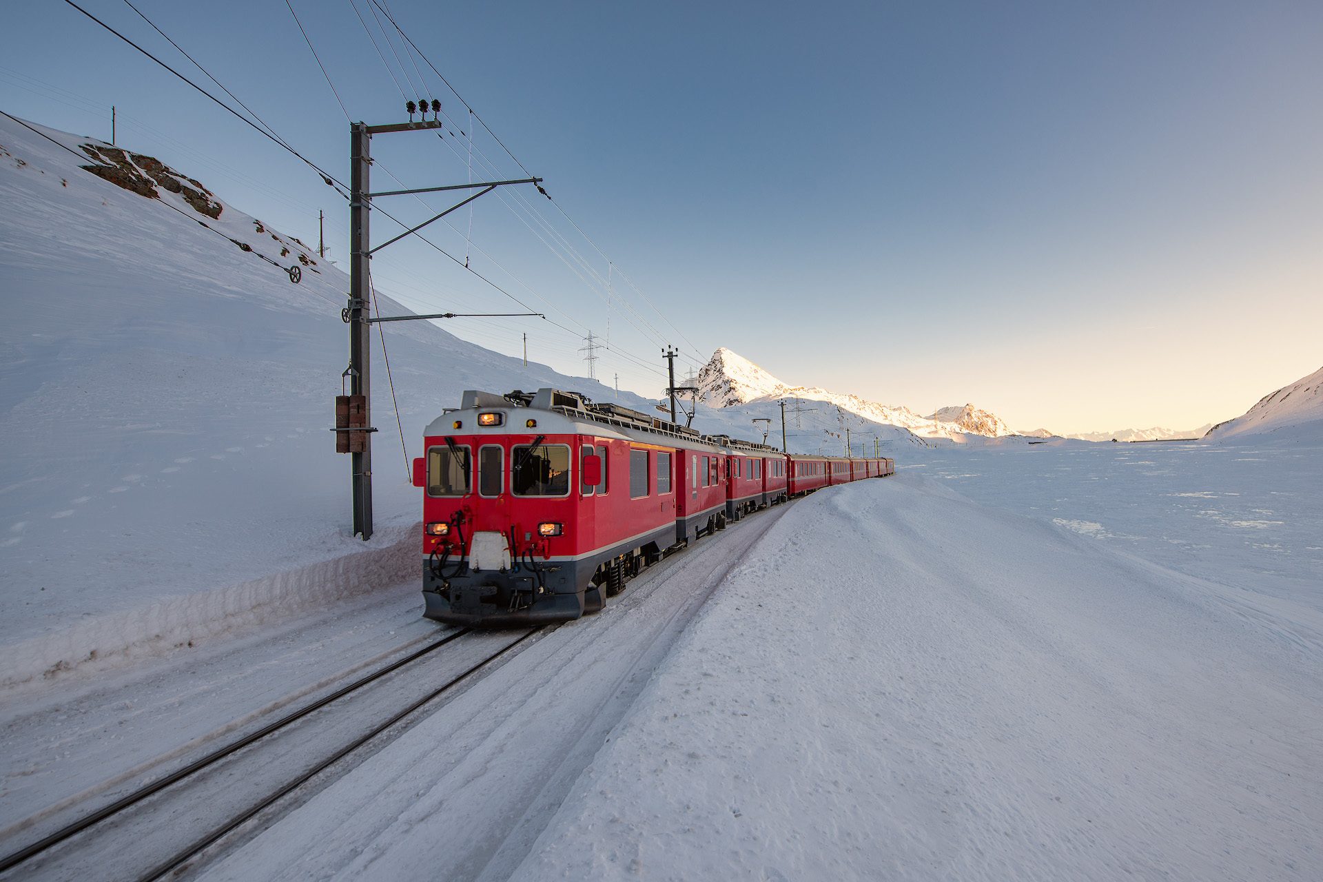 red train in the snow 62XC2TQ