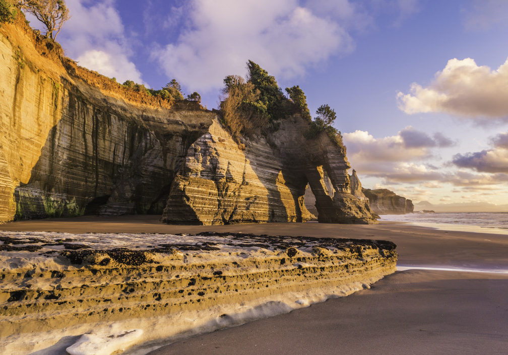 rocky-coast-of-taranaki-district-new-zealand_t20_ne9Em4